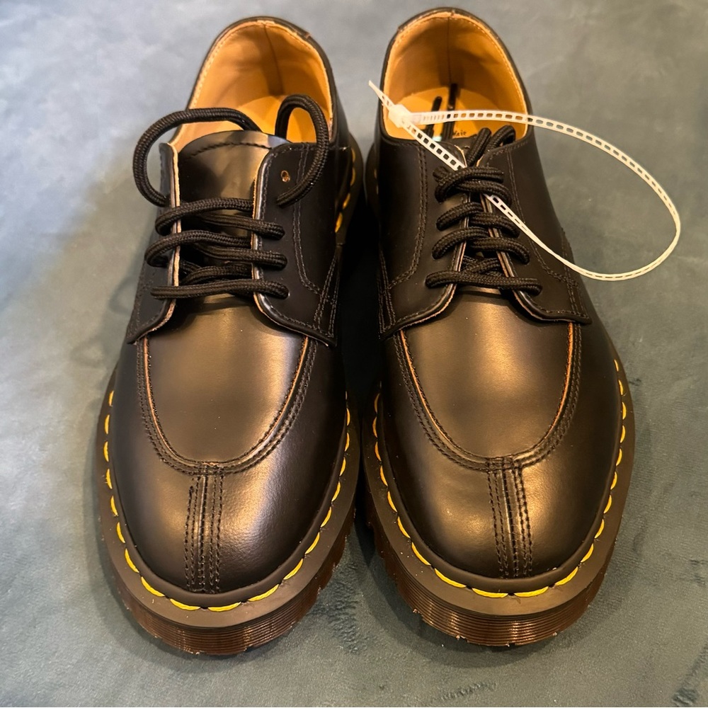 Dr. Martens 2046 men’s smooth low top shoes, size 6